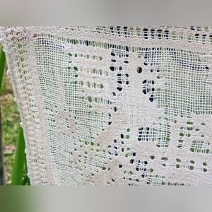 ANTIQUE DERUTA PULLED THREAD BIRDS AT A FOUNTAIN